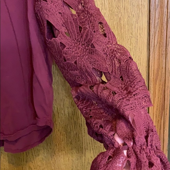 Maroon hi-low top with Lacey cutout sleeves - Picture 2 of 7